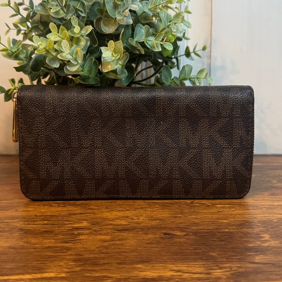 Michael Kors Signature Large Zip-Around Wallet / Clutch in classic brown - Picture 2 of 9